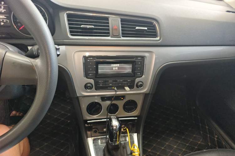 Used Volkswagen Gran Lavida 2013 1.4 TSI Automatic Comfort Model Audio And AC Panel