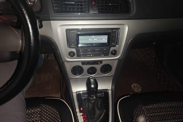 Used Volkswagen Gran Lavida 2013 1.6L Automatic Comfort Model Audio And AC Panel