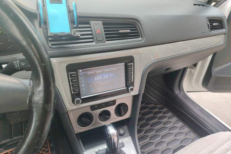 Used Volkswagen Gran Lavida 2013 1.6L Automatic Fashion Model Audio And AC Panel
