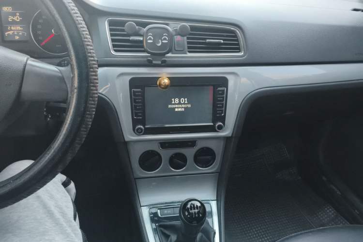 Used Volkswagen Gran Lavida 2013 1.6L Manual Comfort Model Audio And AC Panel
