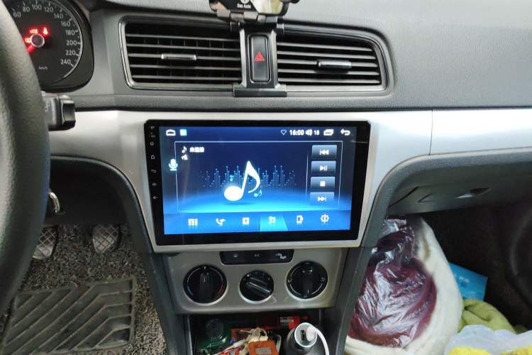 Used Volkswagen Gran Lavida 2013 1.6L Manual Fashion Model Audio And AC Panel