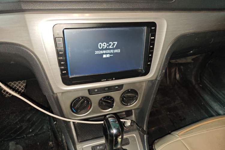 Used Volkswagen Gran Lavida 2013 1.6L Automatic Fashion Model Audio And AC Panel