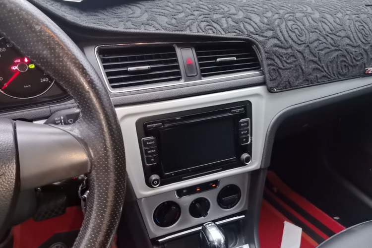 Used Volkswagen Gran Lavida 2013 1.4 TSI Automatic Comfort Model Audio And AC Panel