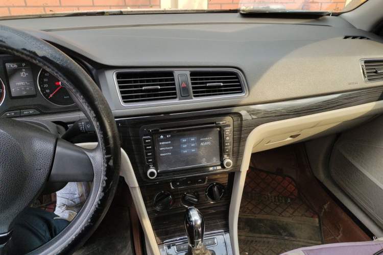 Used Volkswagen Gran Lavida 2013 1.6L Automatic Comfort Model Audio And AC Panel