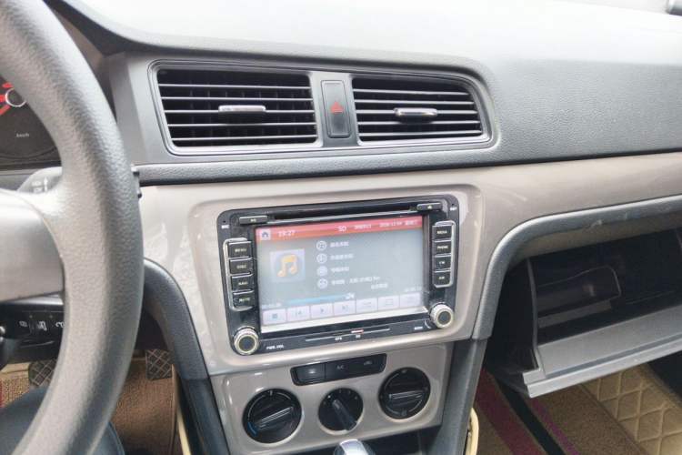 Used Volkswagen Gran Lavida 2013 1.6L Automatic Fashion Model Audio And AC Panel