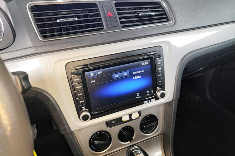 Used Volkswagen Gran Lavida 2013 1.6L Automatic Comfort Model Audio And AC Panel