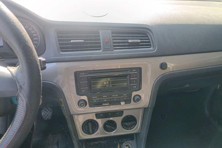 Used Volkswagen Gran Lavida 2013 1.6L Manual Fashion Model Audio And AC Panel