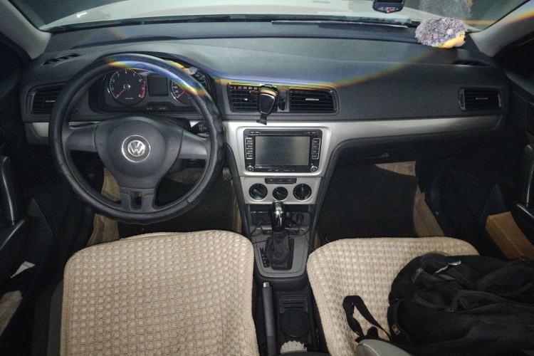 Used Volkswagen Gran Lavida 2013 1.6L Automatic Fashion Model Center Console