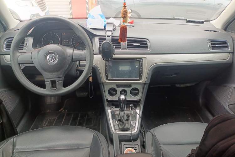 Used Volkswagen Gran Lavida 2013 1.6L Automatic Comfort Model Center Console