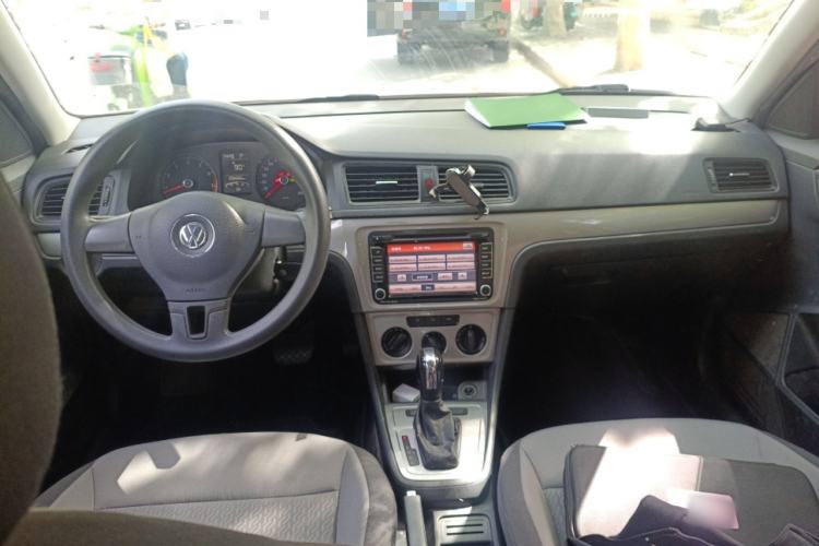 Used Volkswagen Gran Lavida 2013 1.6L Automatic Fashion Model Center Console