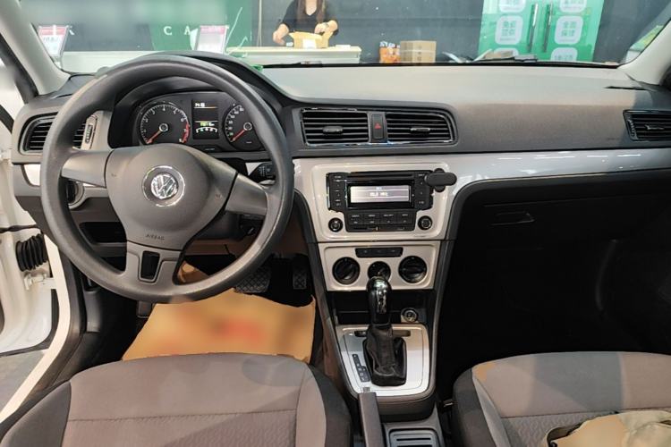Used Volkswagen Gran Lavida 2013 1.6L Automatic Fashion Model Center Console