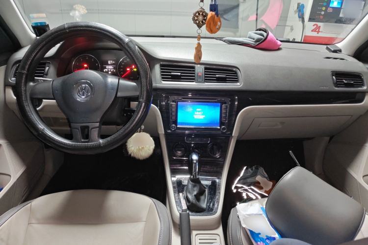 Used Volkswagen Gran Lavida 2013 1.6L Automatic Comfort Model Center Console
