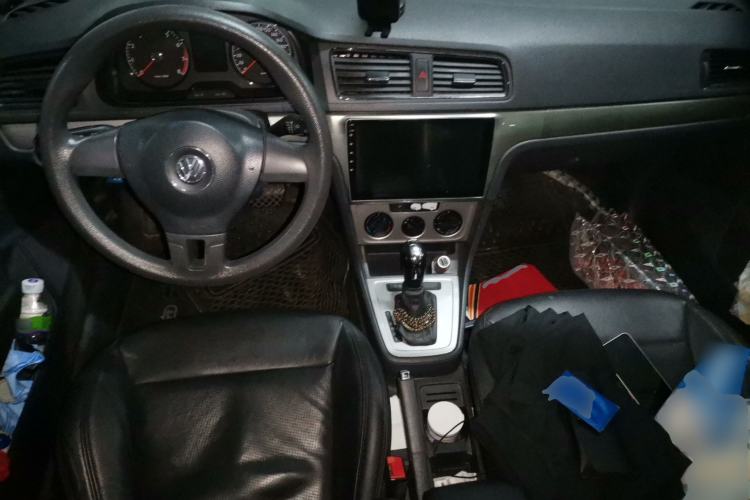 Used Volkswagen Gran Lavida 2013 1.6L Automatic Fashion Model Center Console