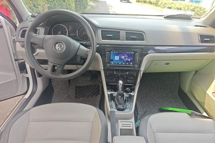 Used Volkswagen Gran Lavida 2013 1.6L Automatic Comfort Model Center Console