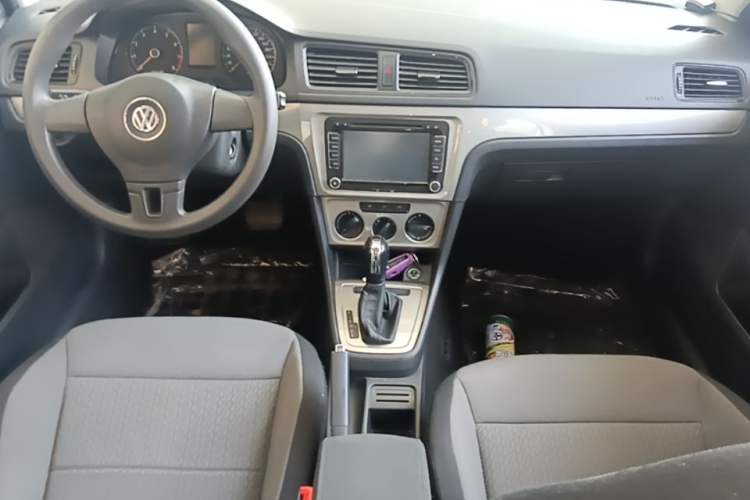 Used Volkswagen Gran Lavida 2013 1.6L Automatic Fashion Model Center Console