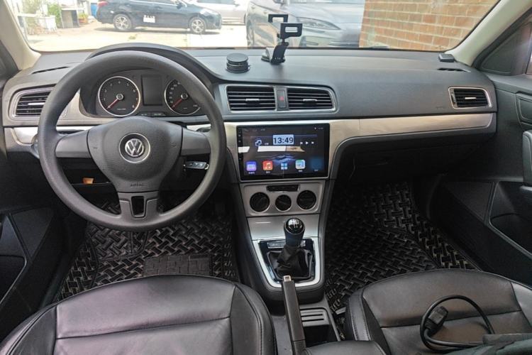Used Volkswagen Gran Lavida 2013 1.6L Manual Comfort Model Center Console