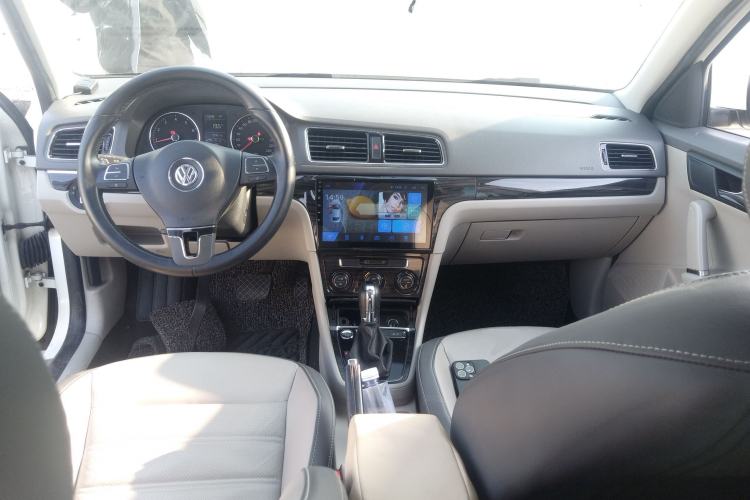 Used Volkswagen Gran Lavida 2013 1.6L Automatic Luxury Model Center Console