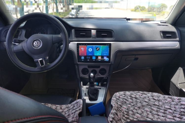 Used Volkswagen Gran Lavida 2013 1.6L Automatic Fashion Model Center Console
