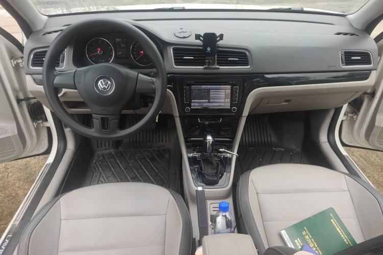 Used Volkswagen Gran Lavida 2013 1.6L Automatic Comfort Model Center Console