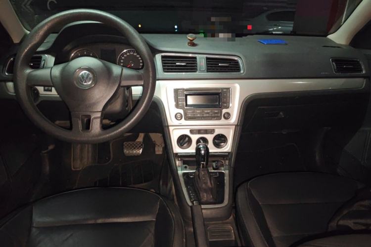 Used Volkswagen Gran Lavida 2013 1.6L Automatic Comfort Model Center Console