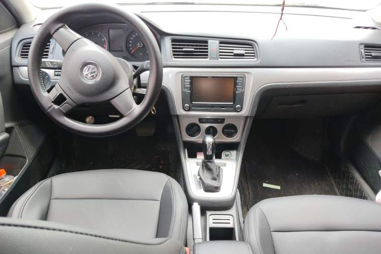 Used Volkswagen Gran Lavida 2013 1.6L Automatic Fashion Model Center Console