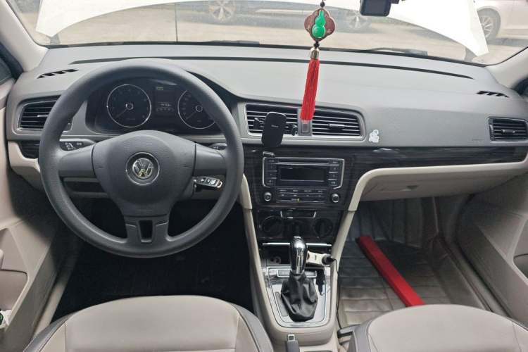 Used Volkswagen Gran Lavida 2013 1.4 TSI Automatic Comfort Model Center Console