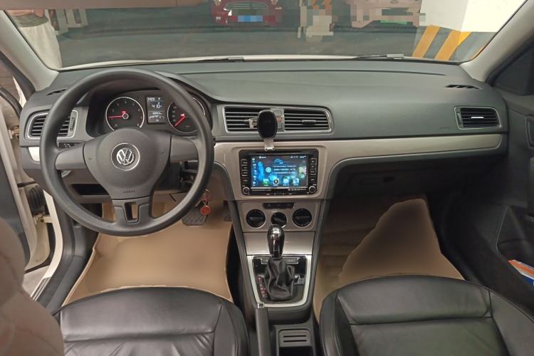 Used Volkswagen Gran Lavida 2013 1.6L Automatic Comfort Model Center Console