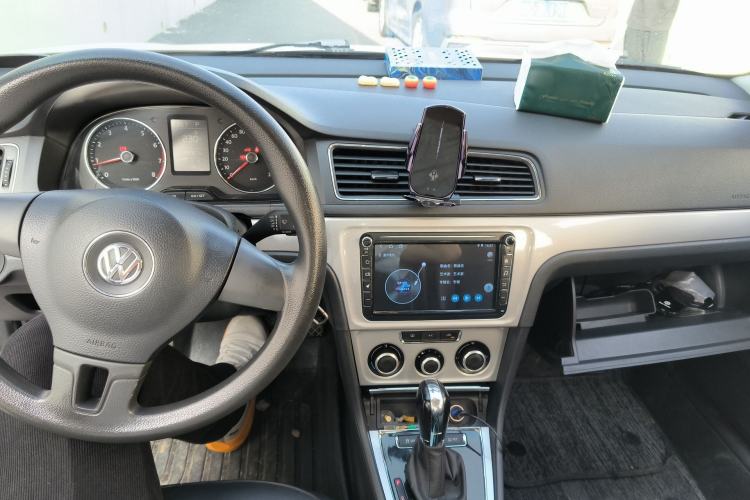 Used Volkswagen Gran Lavida 2013 1.6L Automatic Comfort Model Center Console