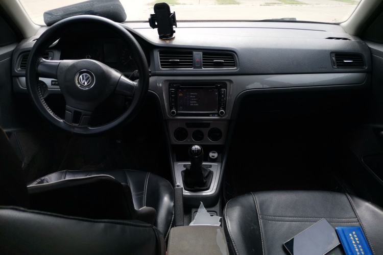 Used Volkswagen Gran Lavida 2013 1.6L Manual Fashion Model Center Console