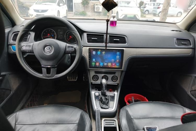 Used Volkswagen Gran Lavida 2013 1.6L Automatic Luxury Model Center Console