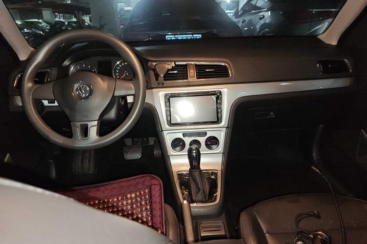 Used Volkswagen Gran Lavida 2013 1.6L Automatic Comfort Model Center Console