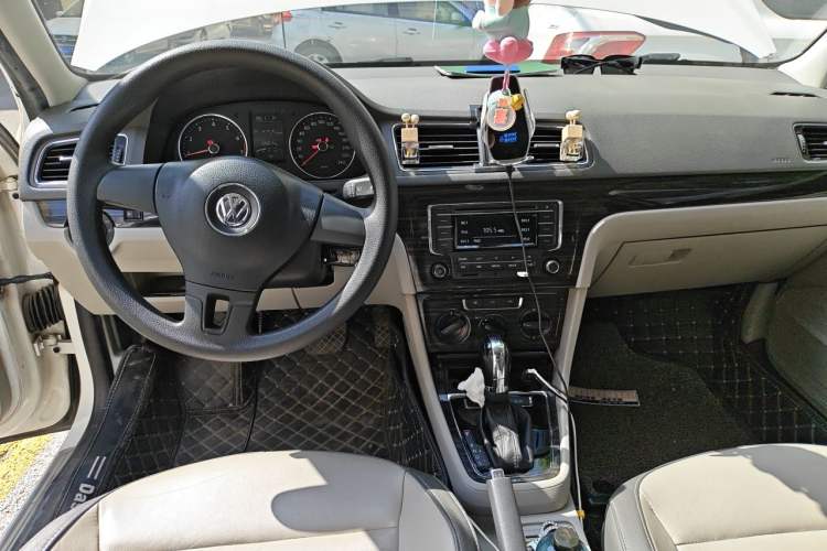 Used Volkswagen Gran Lavida 2013 1.6L Automatic Comfort Model Center Console