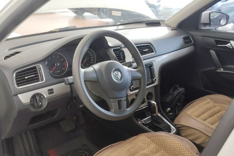 Used Volkswagen Gran Lavida 2013 1.6L Automatic Comfort Model Center Console