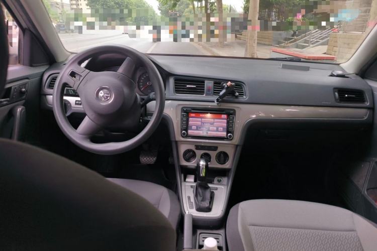Used Volkswagen Gran Lavida 2013 1.6L Automatic Fashion Model Center Console