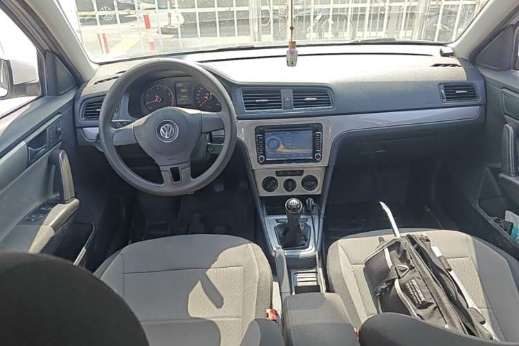 Used Volkswagen Gran Lavida 2013 1.6L Manual Fashion Model Center Console