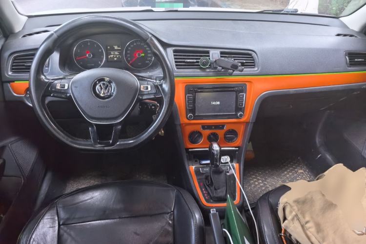 Used Volkswagen Gran Lavida 2013 1.6L Automatic Comfort Model Center Console