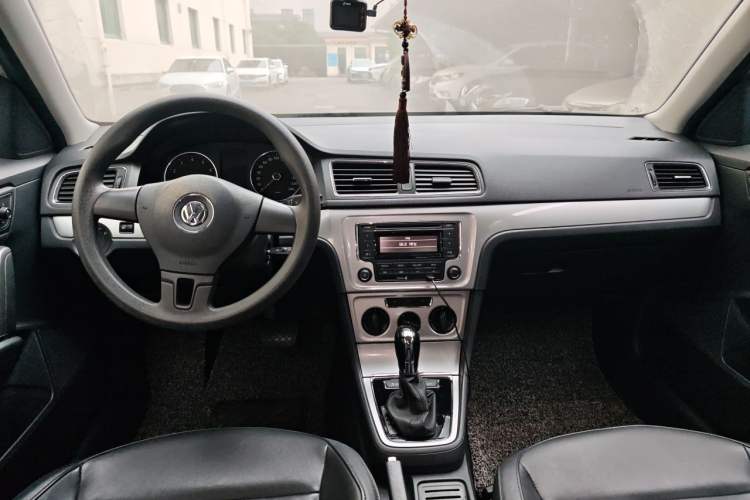 Used Volkswagen Gran Lavida 2013 1.6L Automatic Comfort Model Center Console