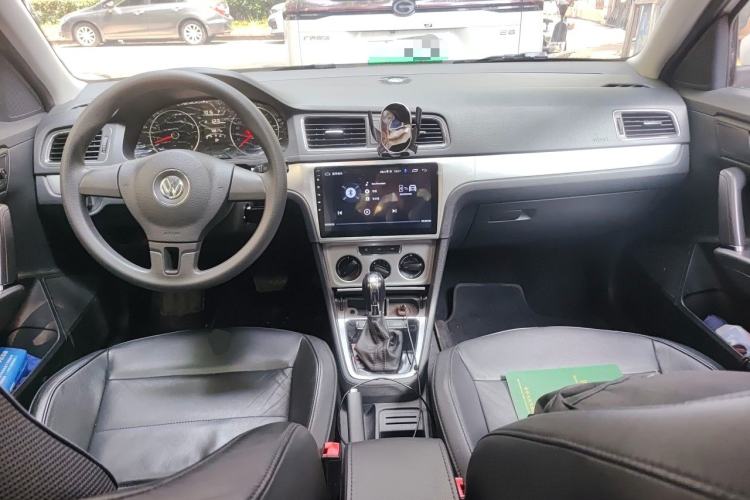 Used Volkswagen Gran Lavida 2013 1.6L Automatic Comfort Model Center Console
