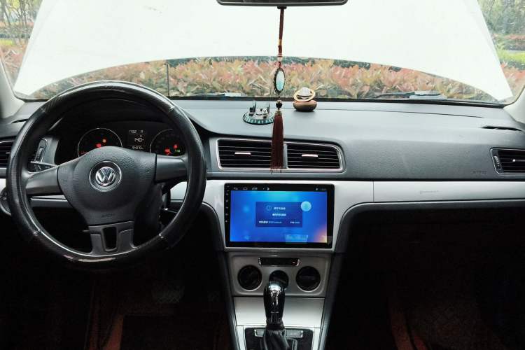 Used Volkswagen Gran Lavida 2013 1.6L Automatic Comfort Model Center Console