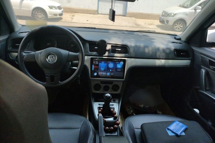 Used Volkswagen Gran Lavida 2013 1.6L Manual Fashion Model Center Console
