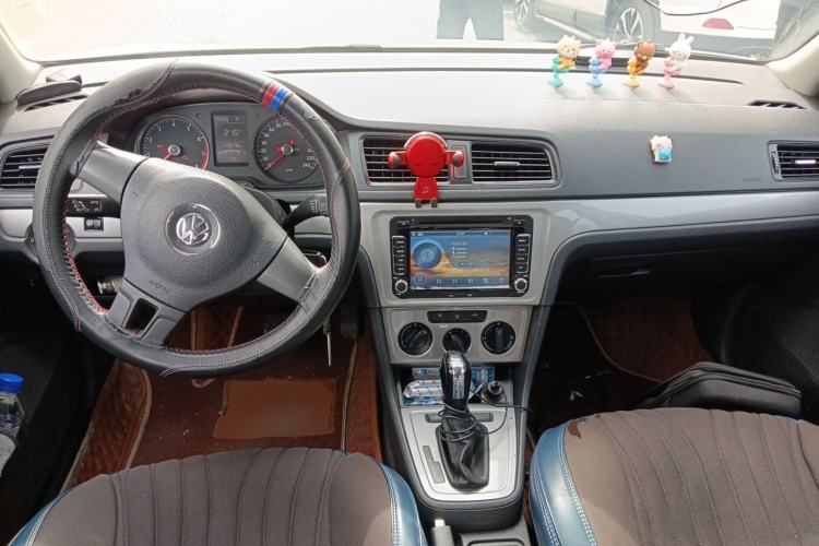 Used Volkswagen Gran Lavida 2013 1.6L Automatic Fashion Model Center Console