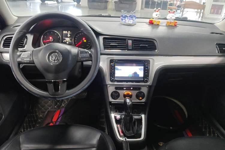 Used Volkswagen Gran Lavida 2013 1.4 TSI Automatic Luxury Model Center Console