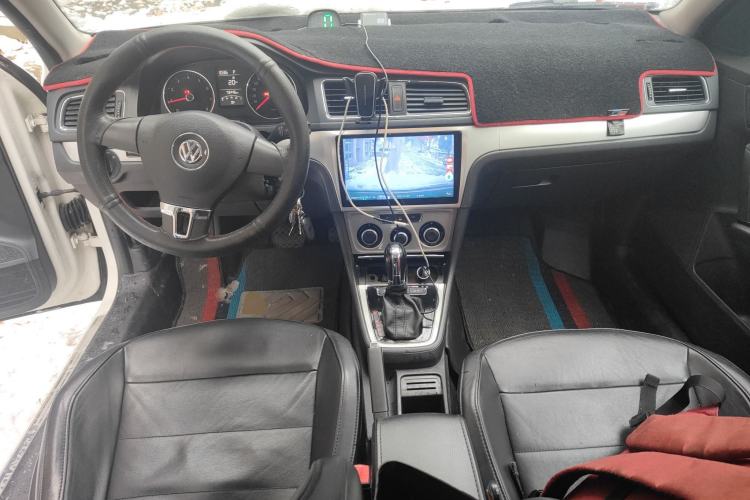 Used Volkswagen Gran Lavida 2013 1.6L Automatic Comfort Model Center Console