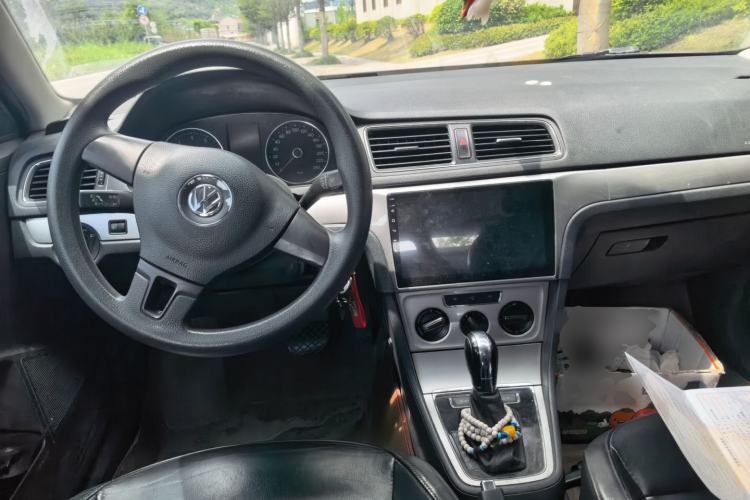Used Volkswagen Gran Lavida 2013 1.6L Automatic Comfort Model Center Console