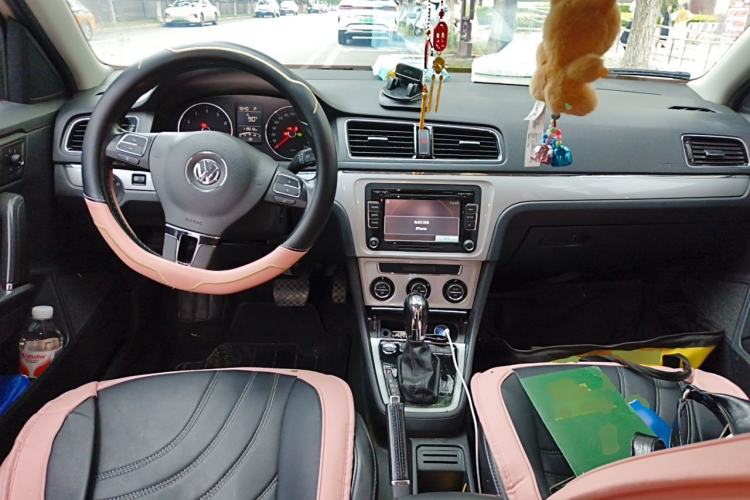 Used Volkswagen Gran Lavida 2013 1.6L Automatic Luxury Model Center Console