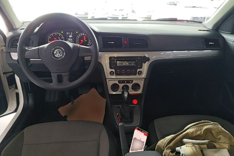 Used Volkswagen Gran Lavida 2013 1.6L Automatic Fashion Model Center Console