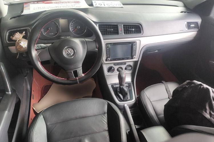 Used Volkswagen Gran Lavida 2013 1.6L Automatic Comfort Model Center Console