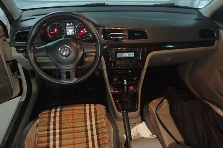 Used Volkswagen Gran Lavida 2013 1.6L Automatic Comfort Model Center Console