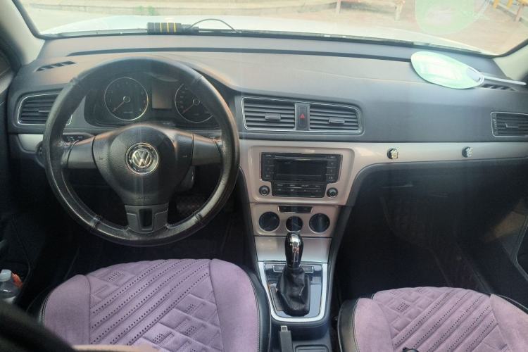 Used Volkswagen Gran Lavida 2013 1.6L Automatic Comfort Model Center Console