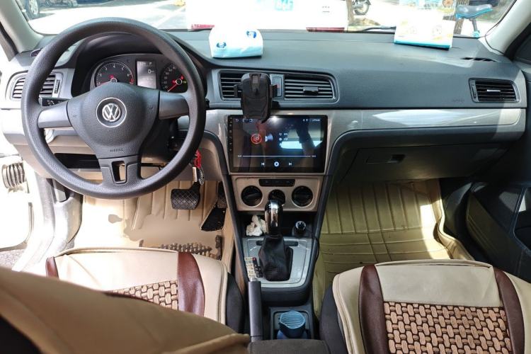 Used Volkswagen Gran Lavida 2013 1.6L Automatic Fashion Model Center Console